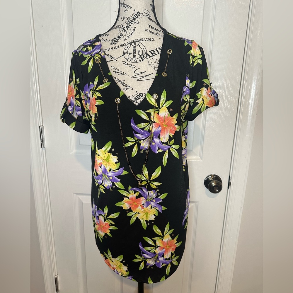 Ashley Blue black floral v-neck size L Summer necklace Top